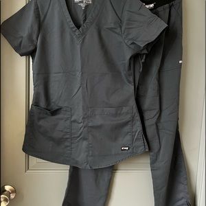 Grey’s Anatomy Woman’s V-neck scrub top and bottoms in color granite ☀️2/$20